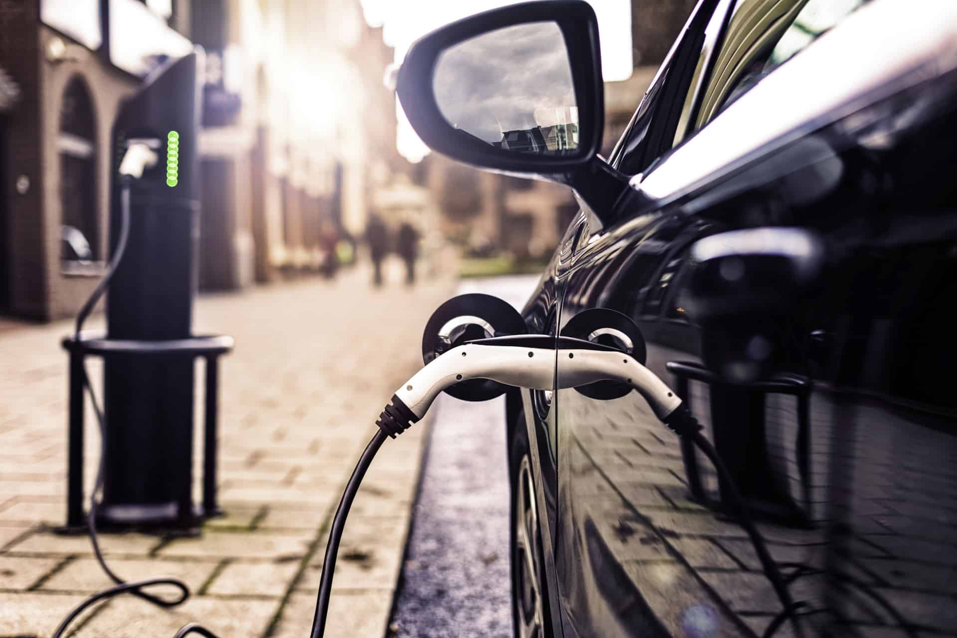 Wat voor effect heeft langdurig stilstaan voor elektrische auto’s en hybride voertuigen?
